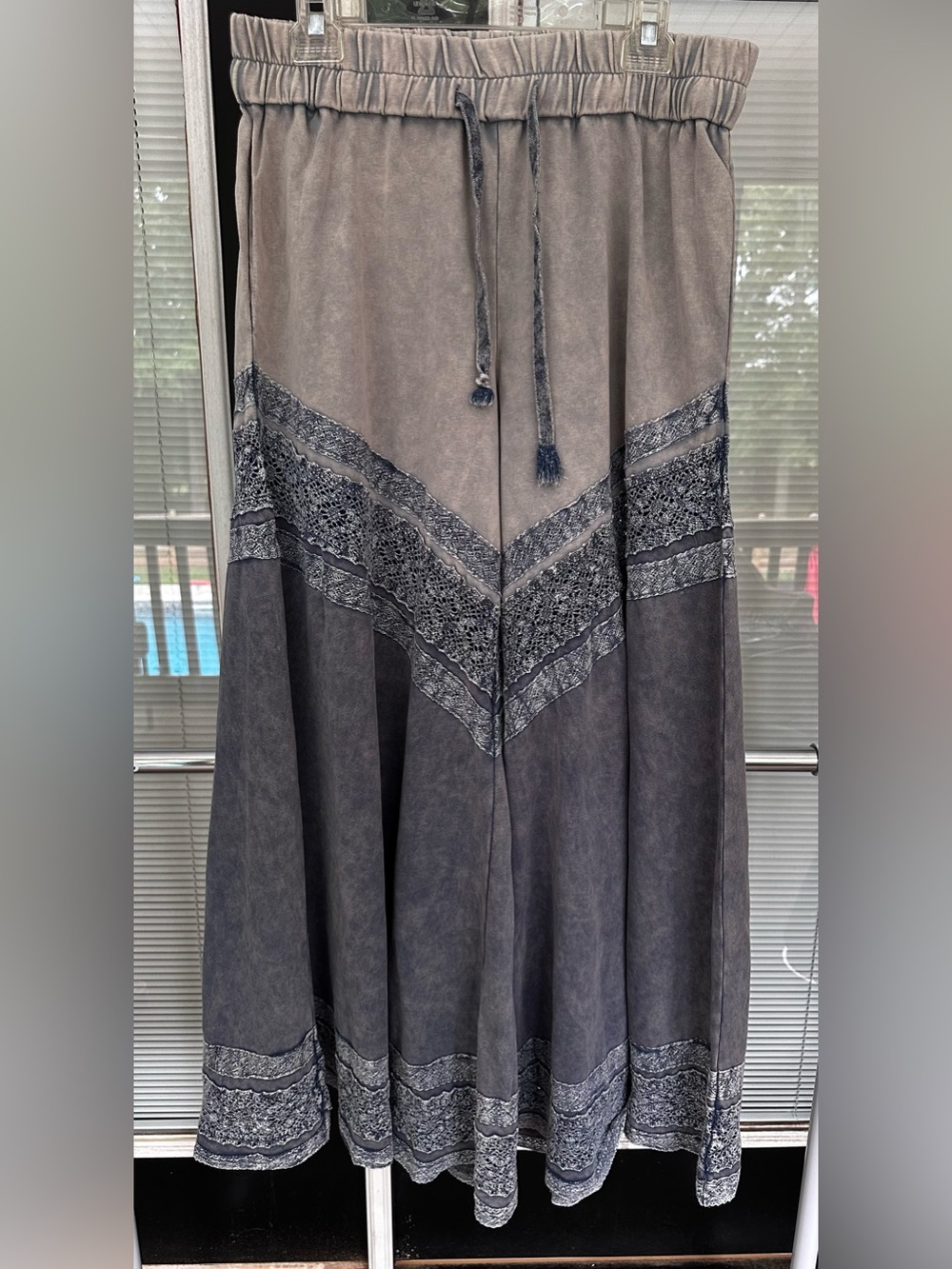 Size XL Oli & Hali mixed fabric with lace detail wide leg pants. NWOT!